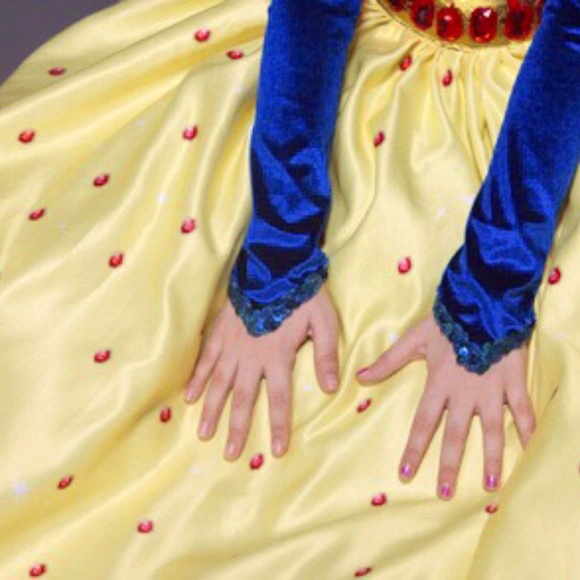 Beautiful Kids SNOW WHITE Costume (6-8yrs) - Picture 9 of 15